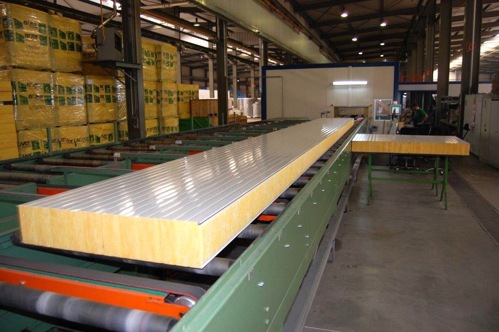 La fabrication des cloisons acoustiques Metecno Sound s'effectue sur une ligne de production automatisée.