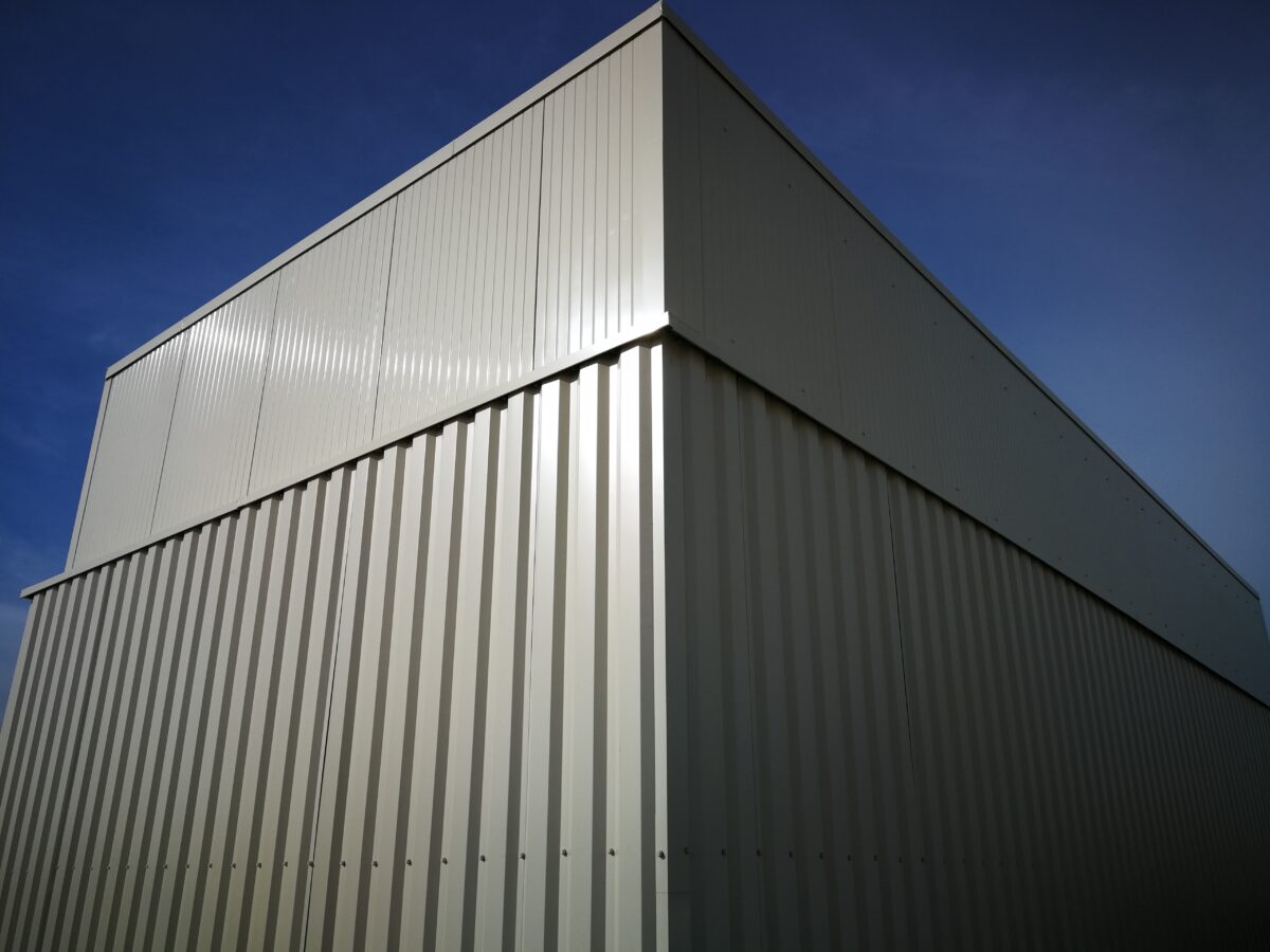 panneau sandwich absorbant en bardage extérieur, structure métallique isolante à haute performance acoustique et thermique